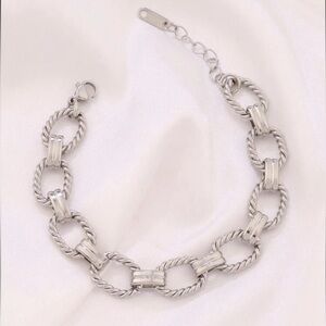Stylish Silver Link Bracelet